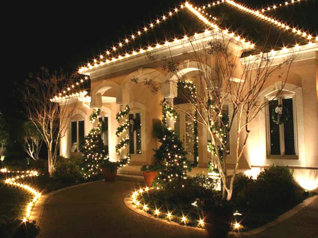The Best Outdoor Christmas Lights Guide to Decorate your Home